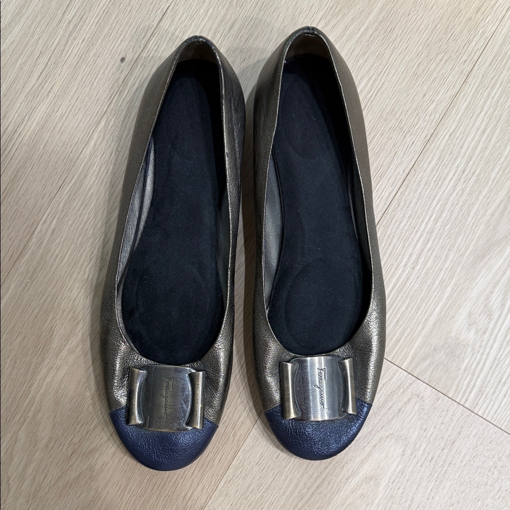 Elegant Metallic And Navy Women's Flats